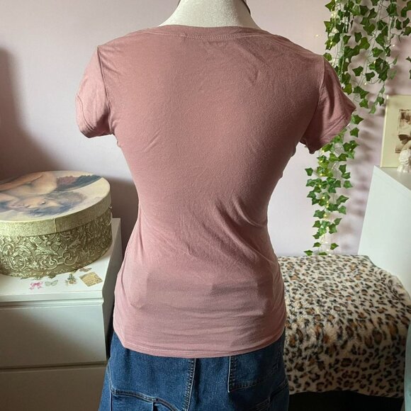 💕BUNDLE WITH SOMETHING ELSE FOR A BIGGER DISCOUNT💕Guess Sequin Spell-Out Tee - Picture 3 of 7